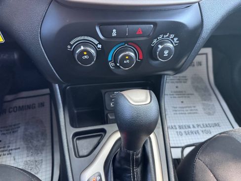 Used 2018 Jeep Cherokee Latitude w/ Altitude Package FWD image 47