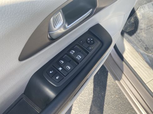 Used 2018 Chrysler Pacifica LX w/ Tire & Wheel Group FWD image 8