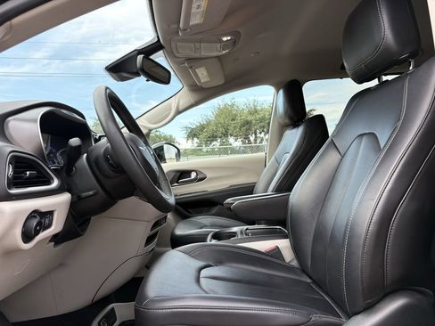 Used 2024 Chrysler Pacifica Touring-L FWD image 12