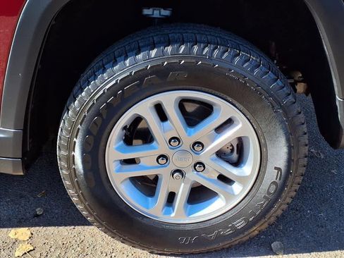 Used 2023 Jeep Grand Cherokee Laredo w/ Luxury Tech Group I image 9