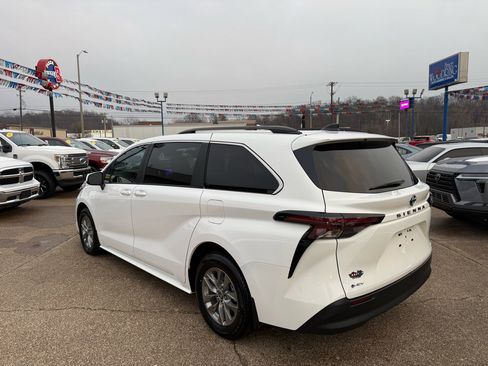 Used 2025 Toyota Sienna LE w/ LE Plus Package image 4