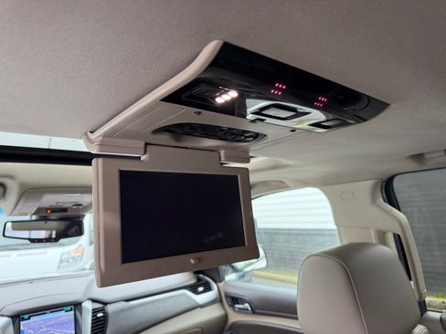 Used 2019 Chevrolet Suburban LT image 25