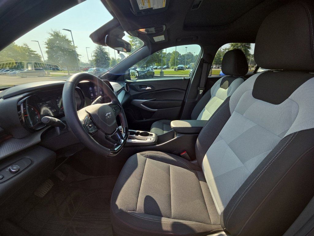 Used 2025 Chevrolet Trax RS w/ Sunroof Package FWD image 25