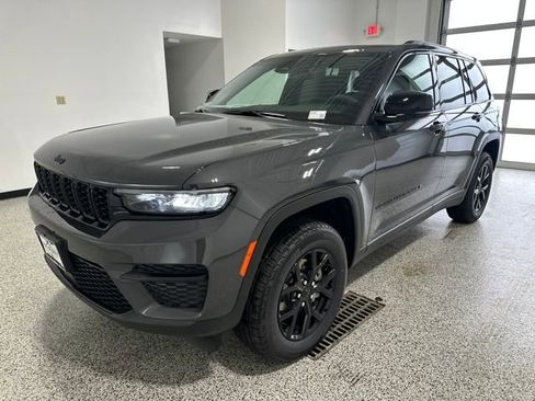 New 2025 Jeep Grand Cherokee Altitude image 29