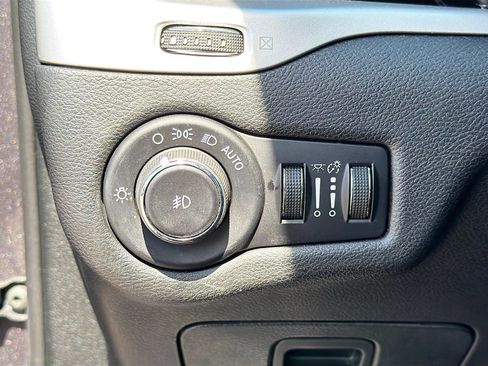 Used 2018 Jeep Cherokee Latitude Plus FWD image 32