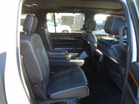 Used 2024 Jeep Grand Wagoneer L Series III image 10