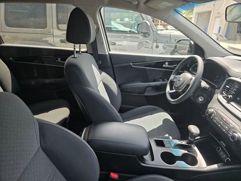 Used 2020 Kia Sorento LX image 4