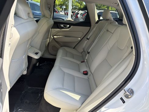 Certified 2024 Volvo XC60 B5 Plus AWD/4WD image 32