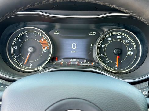 Used 2019 Jeep Cherokee Limited FWD image 38