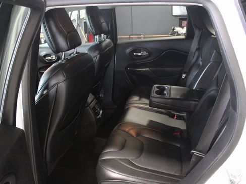 Used 2020 Jeep Cherokee Limited image 19