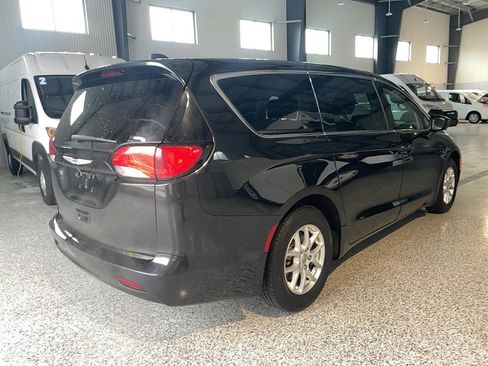 Used 2022 Chrysler Voyager LX FWD image 17