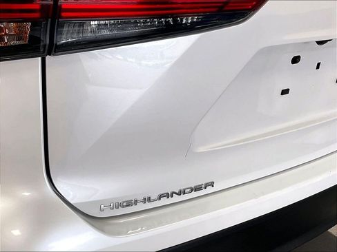 Used 2022 Toyota Highlander LE AWD/4WD image 28