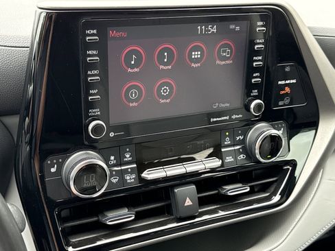 Used 2022 Toyota Highlander XLE FWD image 25