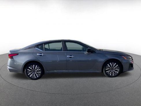 Used 2025 Nissan Altima 2.5 SV image 16