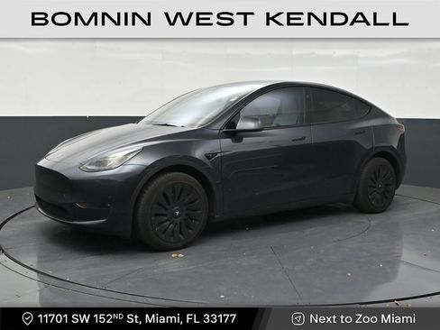 Used 2024 Tesla Model Y Long Range AWD/4WD image 1