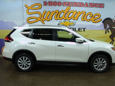 Used 2018 Nissan Rogue SV image 1