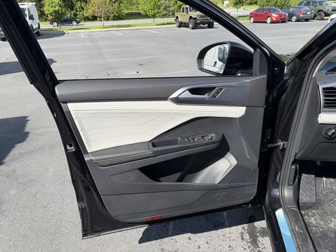 New 2026 Volkswagen Taos SEL AWD/4WD image 9