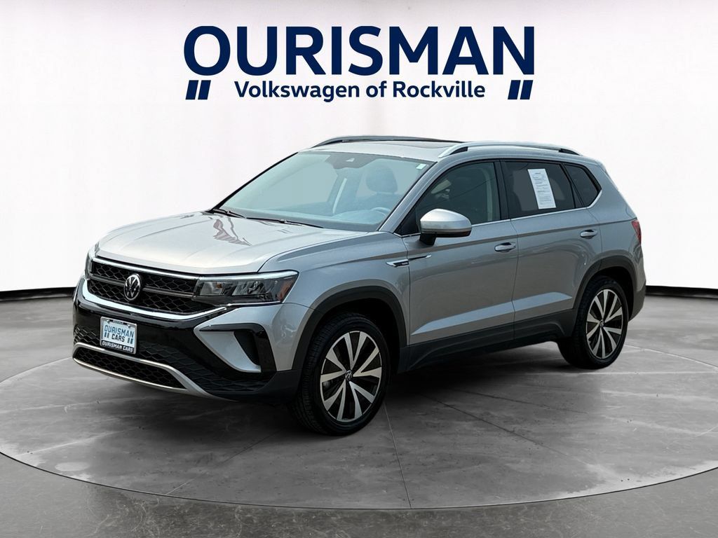 Used 2023 Volkswagen Taos SE w/ Panoramic Sunroof Package FWD image 2