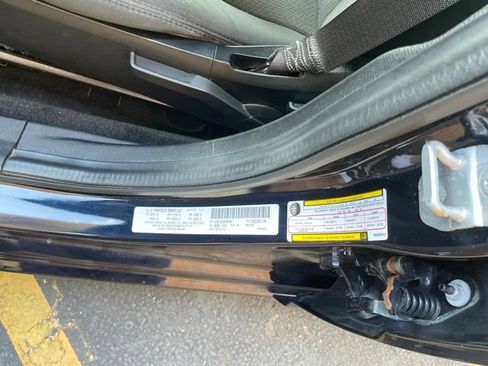 Used 2011 Chrysler 200 Touring FWD image 18