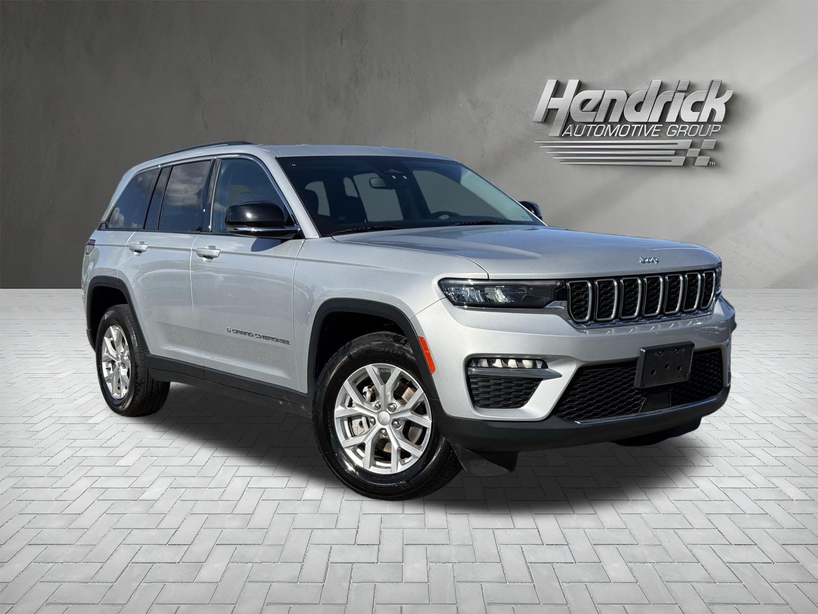 Used 2023 Jeep Grand Cherokee Limited AWD/4WD image 2