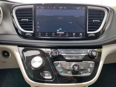 Used 2024 Chrysler Pacifica Limited FWD image 7