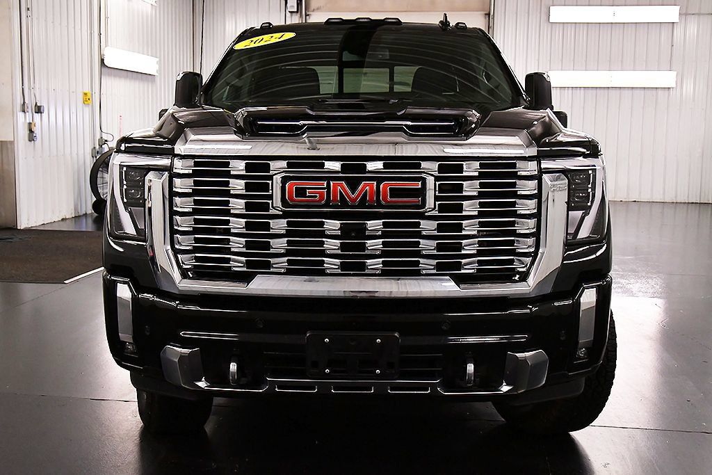 Used 2024 GMC Sierra 2500 Denali AWD/4WD image 2