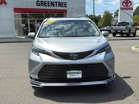 Used 2024 Toyota Sienna XLE AWD/4WD image 2