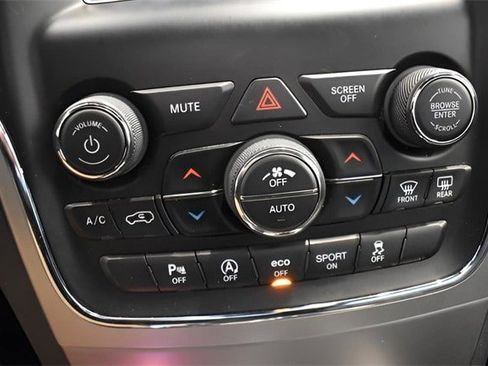 Used 2019 Jeep Grand Cherokee Laredo image 29