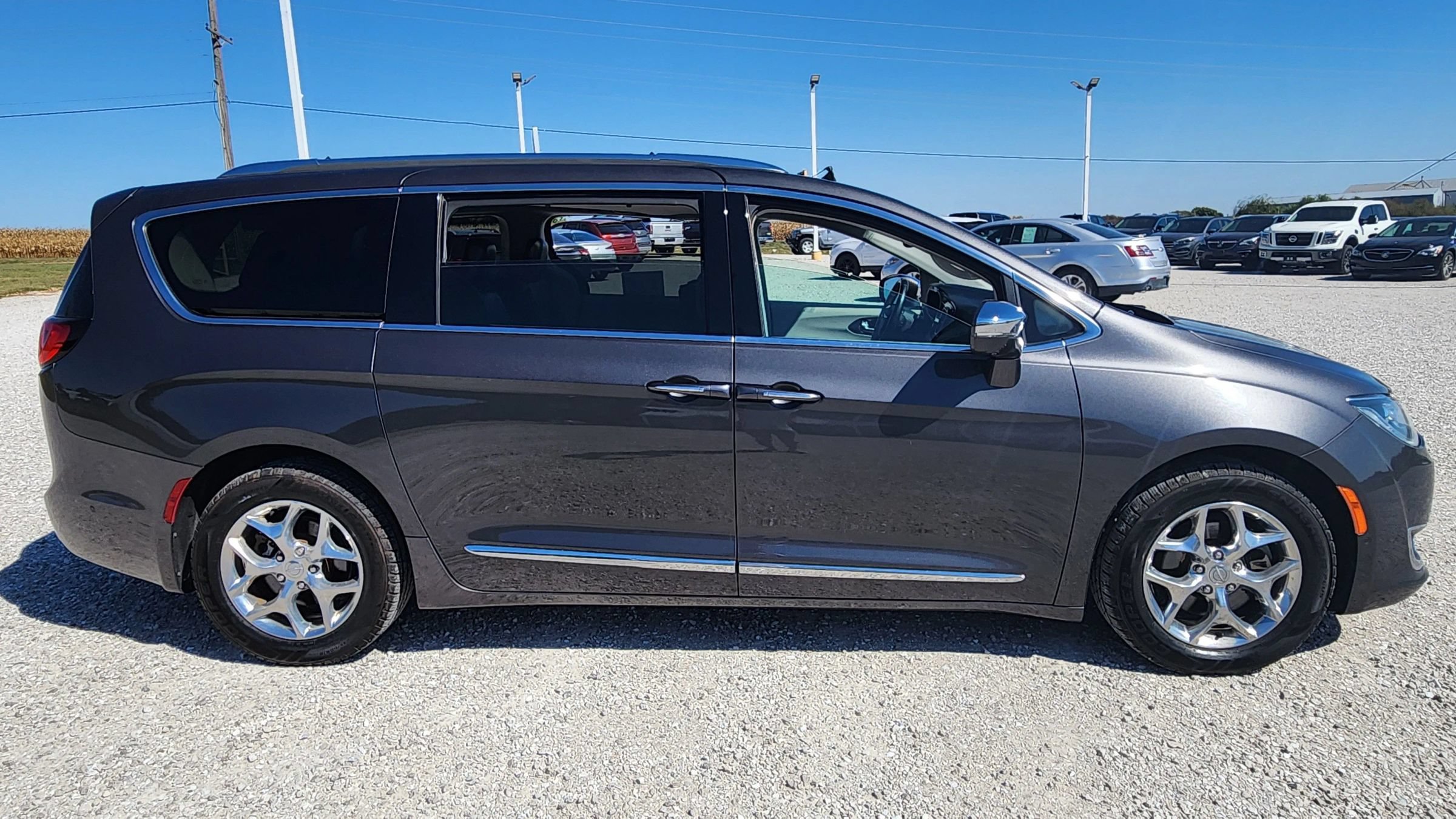 Used 2017 Chrysler Pacifica Limited FWD image 2
