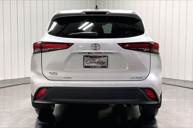 Used 2023 Toyota Highlander LE AWD/4WD image 4