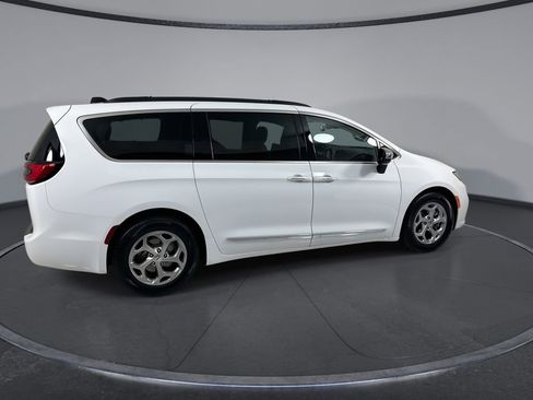 Used 2023 Chrysler Pacifica Limited FWD image 9