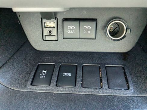 Used 2018 Toyota Highlander LE image 18