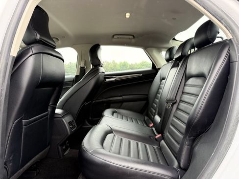 Used 2018 Ford Fusion SE w/ Equipment Group 602A FWD image 16