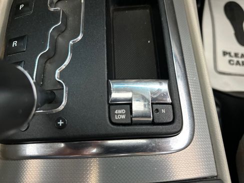 Used 2006 Jeep Commander Limited image 43