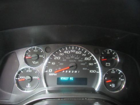 Used 2018 Chevrolet Express 2500 RWD image 15