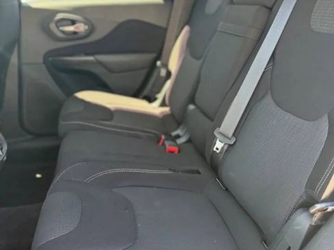 Used 2016 Jeep Cherokee Latitude AWD/4WD image 18