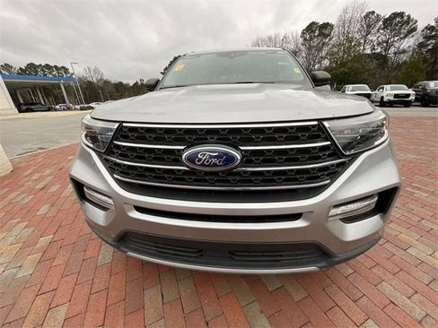 Used 2021 Ford Explorer XLT w/ Equipment Group 202A image 3