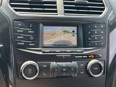 Used 2018 Ford Explorer XLT FWD image 18