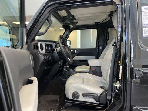 Used 2023 Jeep Gladiator Overland AWD/4WD image 16