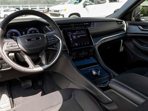 New 2025 Jeep Grand Cherokee L Laredo w/ Luxury Tech Group I image 17