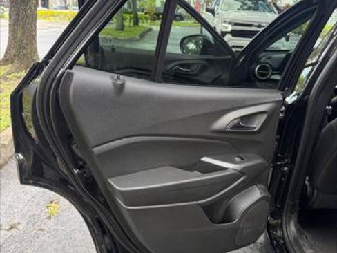 Used 2025 Chevrolet Trax LT FWD image 16
