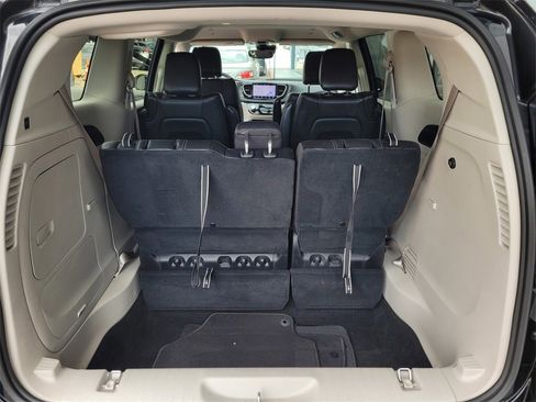 Used 2022 Chrysler Pacifica Touring-L image 33