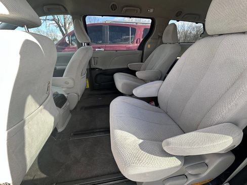 Used 2012 Toyota Sienna LE image 4
