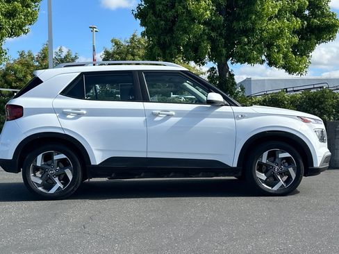 Used 2025 Hyundai Venue SEL FWD image 3