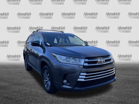Used 2017 Toyota Highlander XLE image 2