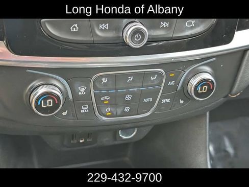 Used 2021 Chevrolet Traverse LT FWD image 24