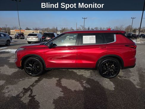 Used 2023 Mitsubishi Outlander SE image 2