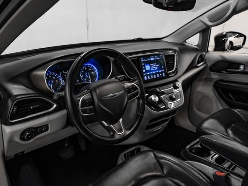 Used 2017 Chrysler Pacifica Touring-L FWD image 3