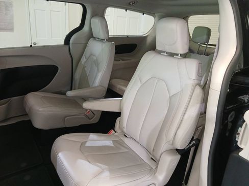 Used 2021 Chrysler Pacifica Touring-L w/ Premium & Safety Sphere Group AWD/4WD image 16