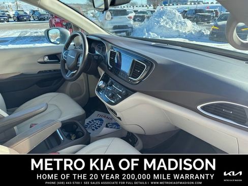 Used 2017 Chrysler Pacifica Touring-L image 35